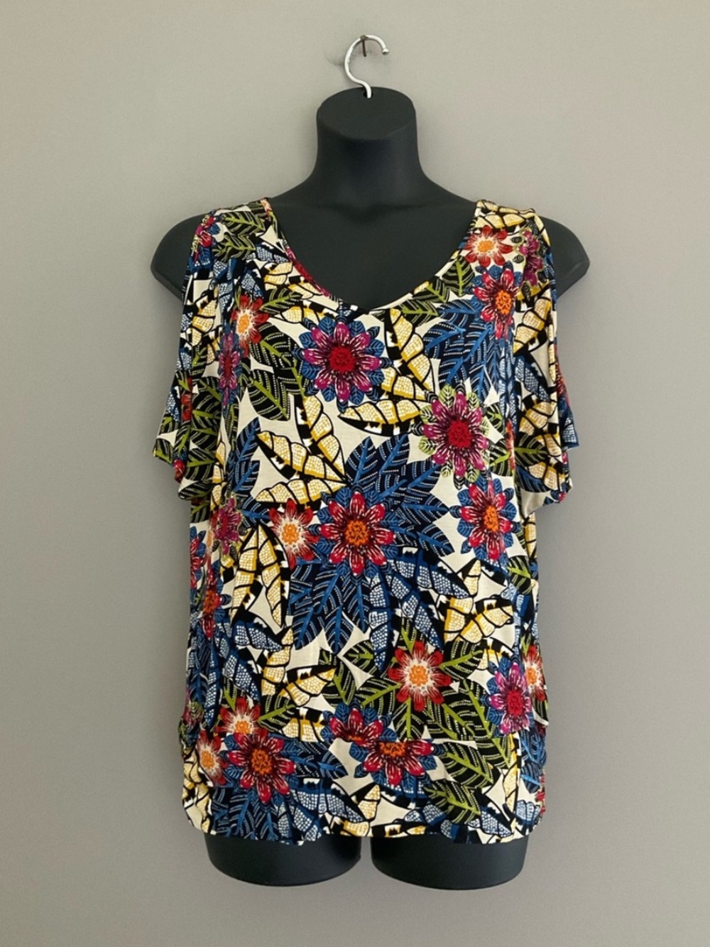 Cable & Gauge, NWT, Colorful, Floral, Cut-Out Shoulder, Top
